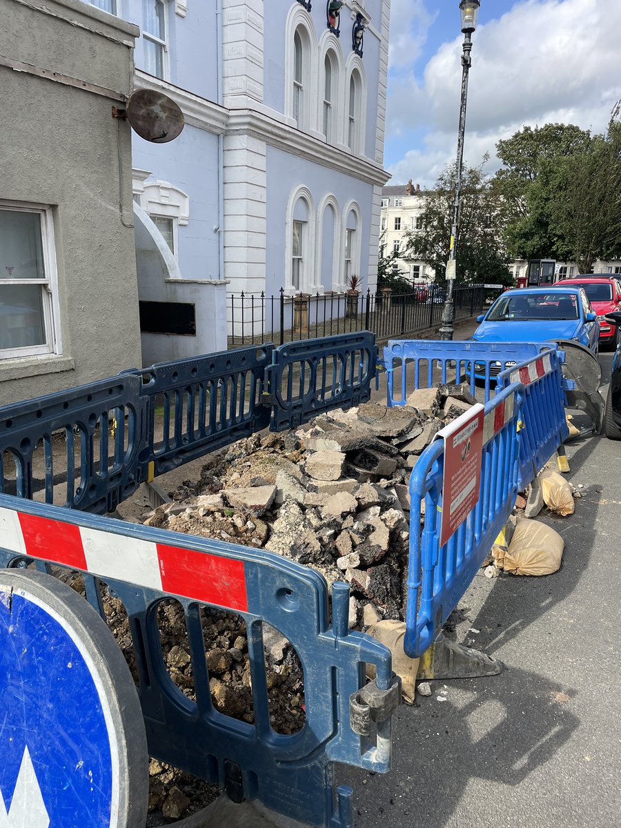 VeryVeryVntage's tweet photo. @virginmedia #SouthStreet #Scarborough #5DaysLater #Unfinished #NoWorkmenAnywhere https://t.co/PtiNVJKEoP