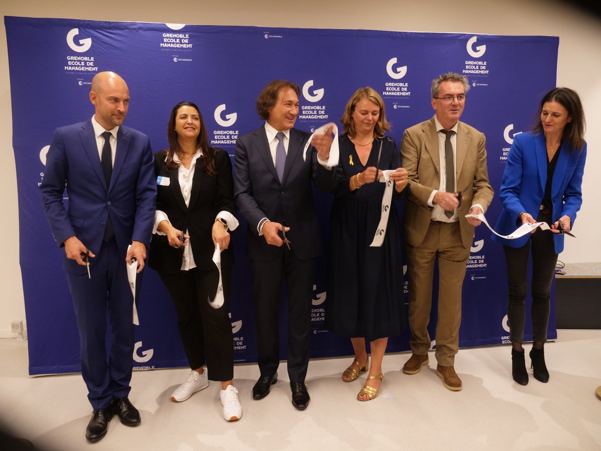 Geste inaugural du coupé de ruban en présence de @jnbarrot, @FOUZIYABOUZERDA, @pierrestreiff, @elodiejala, @BertrandKern, @ASBarthez 😃 Le Campus #GEMParis est officiellement ouvert ! 🎉 #WeAreGEM #ActThinkImpact