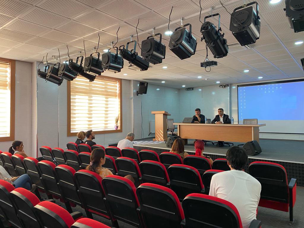 İlçe Milli Eğitim müdürümüz Sn.Kayahan SUBAŞI başkanlığında ilçemiz Müzik Zümresi olarak keyifli bir toplantı gerçekleştirdik. Müdürümüzün önderliğinde sanat dolu, yaratıcı fikirler ve projelerle yeni eğitim-öğretim yılına bol müzikli adımlar atıyoruz.
 <a href="/tcmeb/">Millî Eğitim Bakanlığı</a> 
<a href="/Diyarbakirmem/">Diyarbakır İl Millî Eğitim Müdürlüğü</a>