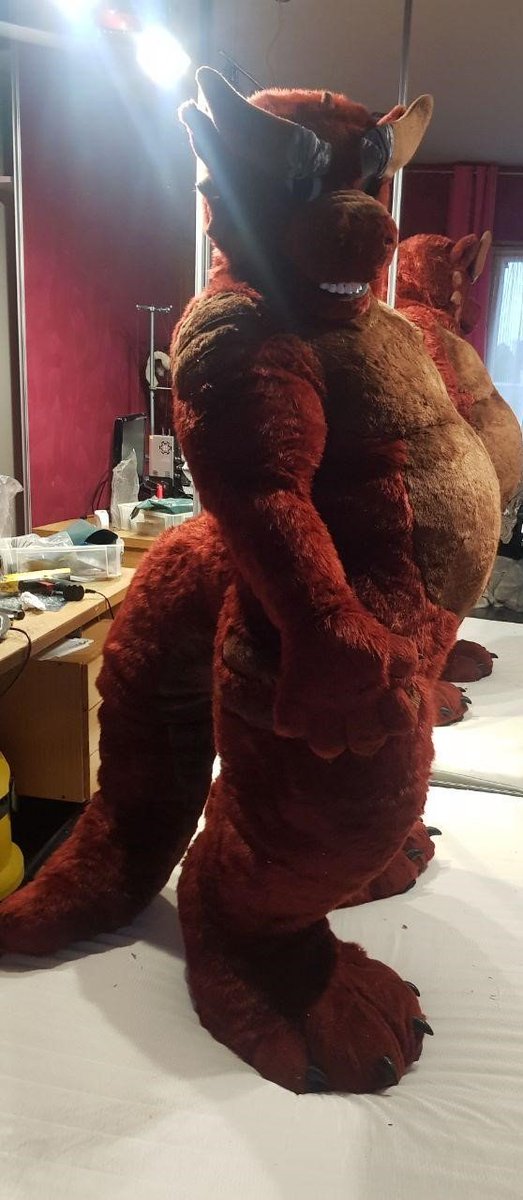 Can we make a tummy fursuit thread before the end of #TummyTuesday ❓👀