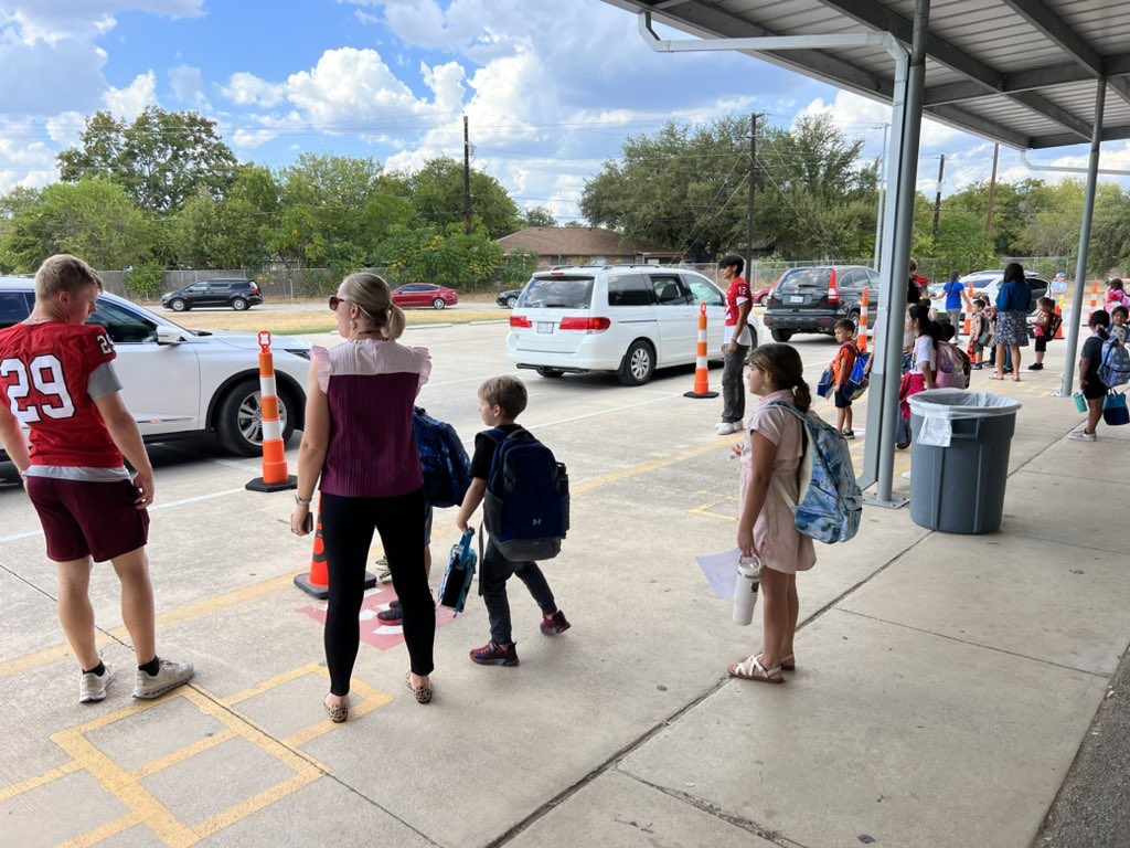 We enjoyed opening car doors at Goodwin Frazier Elementary School‼️ We were fired up to serve our future Coogs‼️

#GRIT🔴🐾