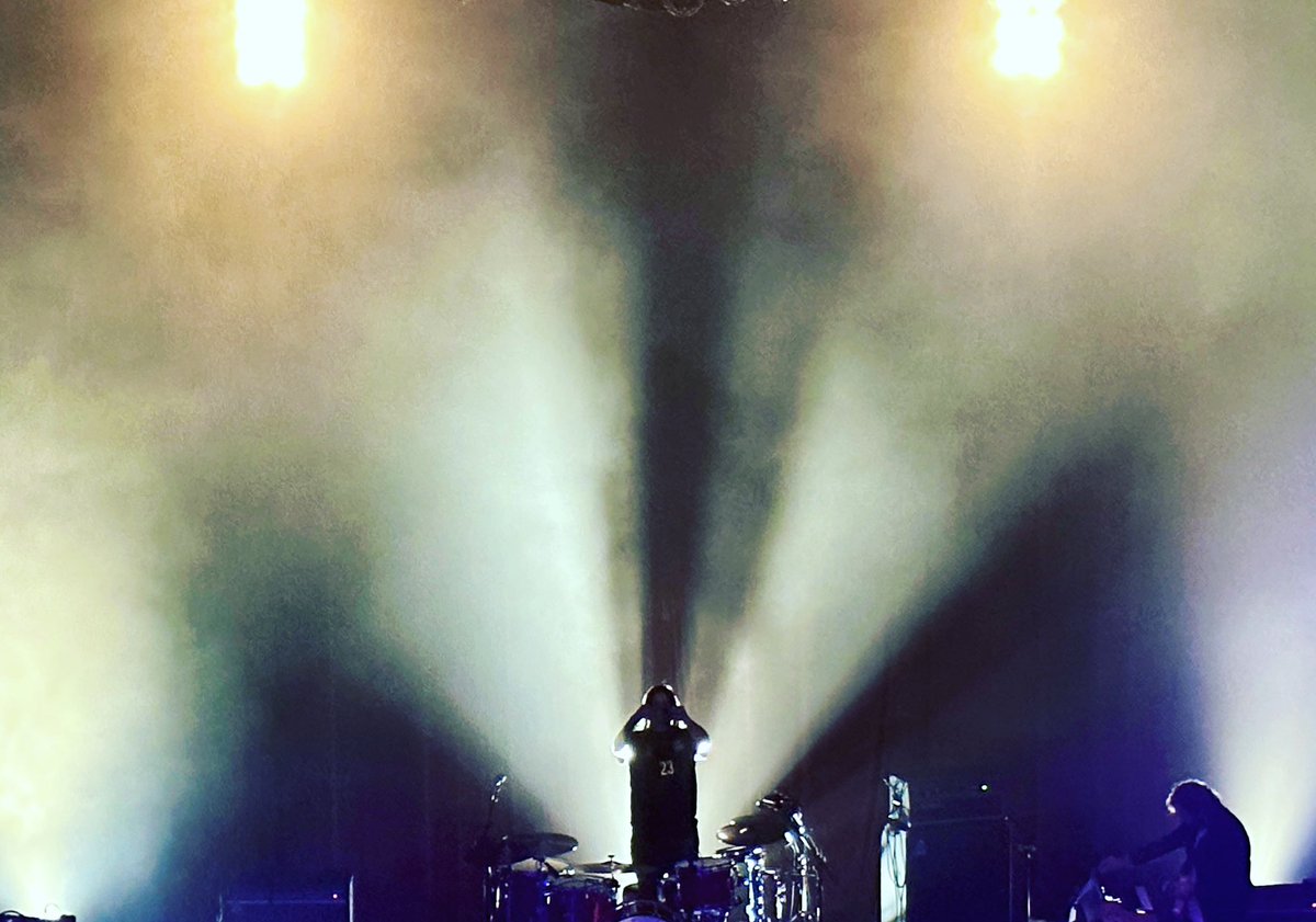 .@_SimonScott getting a snap of the audience before the @slowdiveband show in Boston 25 September. #everythingisalive #slowdive