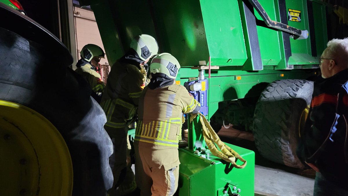 renzo7301's tweet photo. Vandaag heeft de brandweer #Montfoort geoefend bij Loon &amp; verhuurbedrijf FM Bolk. Dank aan de familie Bolk voor het beschikbaar stellen van jullie terrein en landbouwvoertuigen. Tevens grote dank voor het leveren van de figuranten en niet te vergeten de koffie na afloop. #VRU https://t.co/wE77PHGM7H