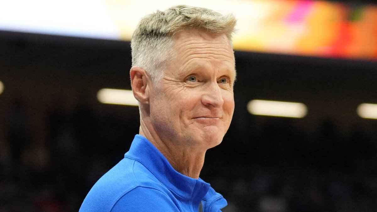 58 lat kończy dziś Steve Kerr. Dziewięciokrotny mistrz NBA, ważne ogniwo Chicago Bulls i San Antonio Spurs. Świetny trener Golden State Warriors, przyjaciel Gregga Popovicha. Najwspanialszy strzelec w historii ligi pod względem skuteczności zza łuku. Najlepszego! 🎂 #NBA #NBApl