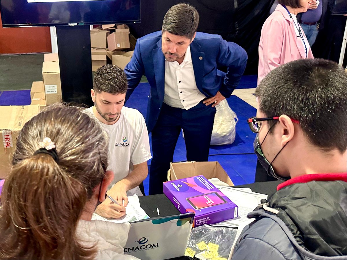GonzaQuilodran's tweet photo. En #Tucumán junto a @JuanManzurOK @ambrosinius @pyedlin @RossanaChahla @cisneros_tuc y autoridades locales y del @ENACOMArgentina hicimos entrega de más de 5000 tablets del programa #ConectandoConVos https://t.co/JUIUGDhz9N