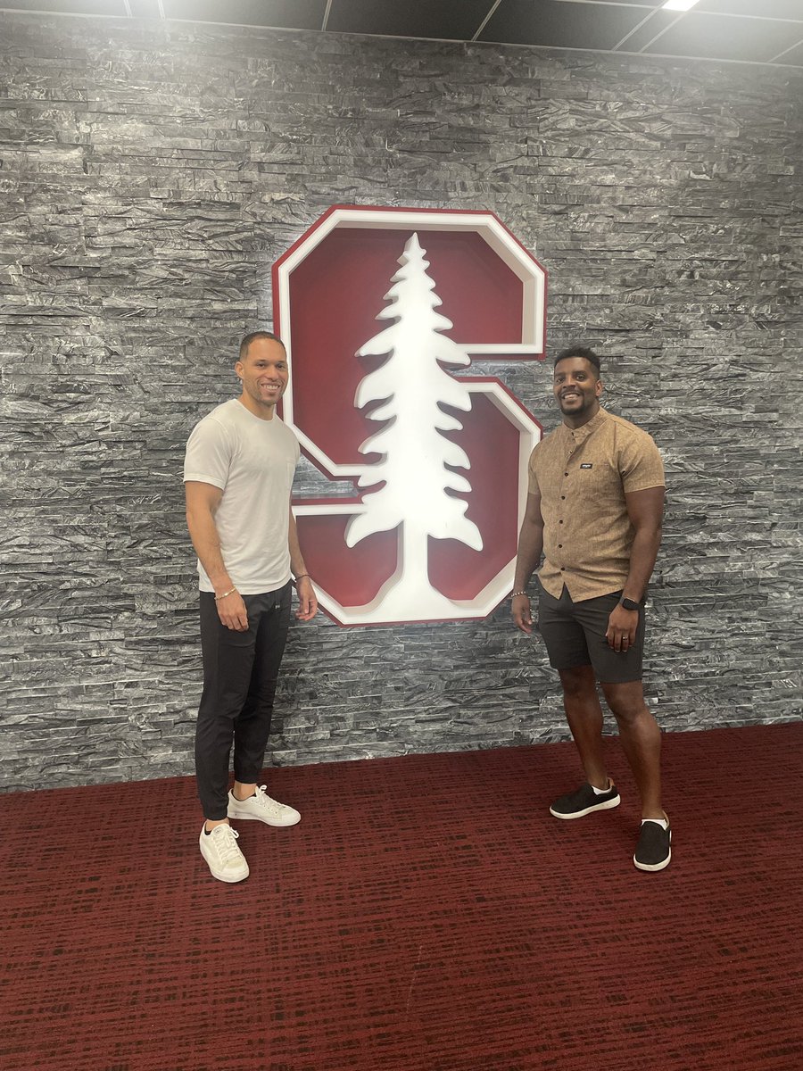 ThinkHelix's tweet photo. Ed Reynolds and Roger Jones of Helix Ventures are in the 🏠  at @StanfordFball! 

Reynolds is a former All-American selection for the Cardinal. #ThinkHelix 🧬 https://t.co/Ip7pO91cZi
