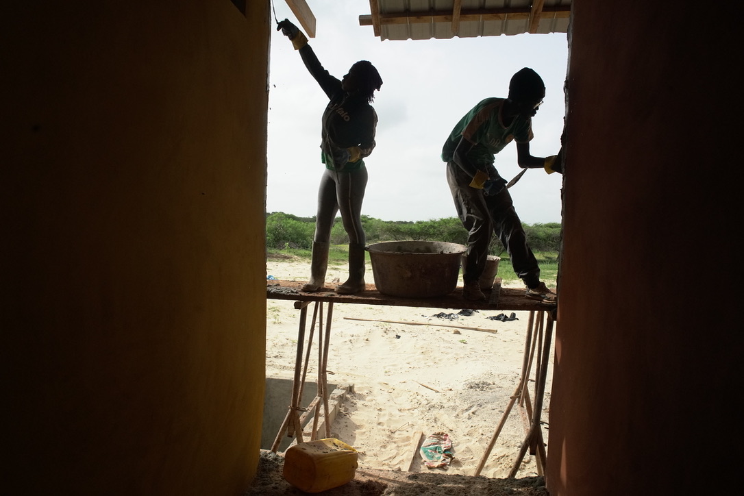 Diamamdu's tweet image. "Sometimes, the greatest adventures begin with a single step outside your comfort zone. Take that step today! They are girls, they are from Gandiol. 👣🌄 #AdventureAwaits #StepOutside #hahatay #senegal"