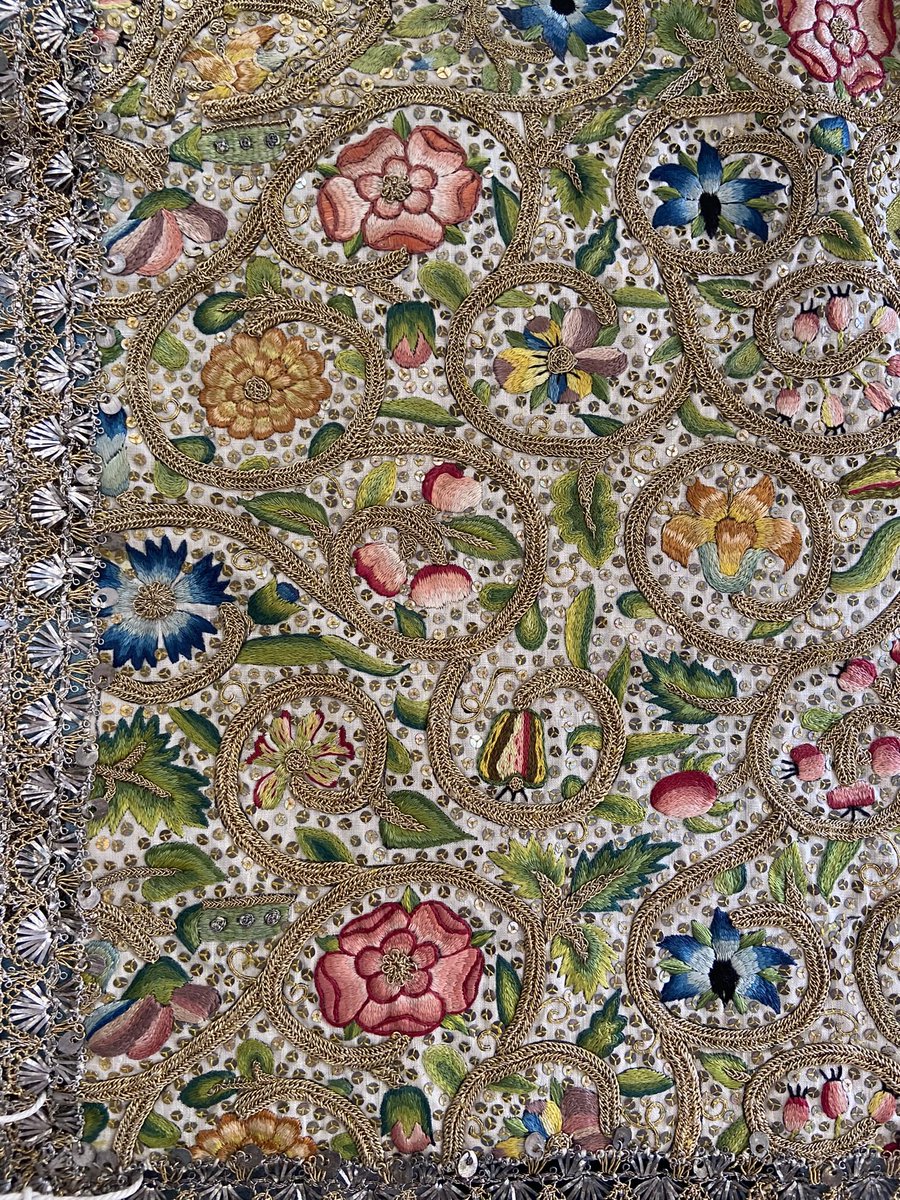 Witney_Antiques's tweet image. The LAPADA Fair begins tomorrow and on offer will be this exceptional circa 1600 folio, the finest example of Elizabethan embroidery to come to the market in decades. It is in superlative original condition, its silk threads incredibly vibrant and its gold spangles glistening