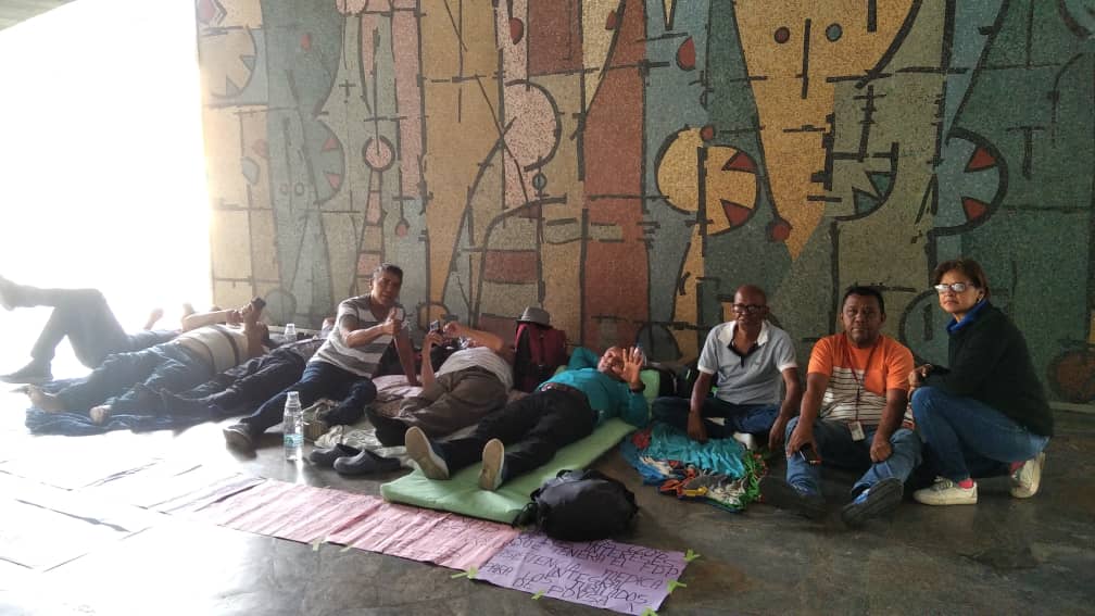 SOLIDARIDAD | #26Sept | 📸 | La Sec. Gral. de @apufatucv, @orlenin, se hace presente y se solidariza con la #HuelgaDeHambre que desarrollan #JubiladosPDVSA en la Plaza Cubierta del Rectorado de la UCV. #PdvsaPagaYaALosJubilados 
#SolidaridadDeClase