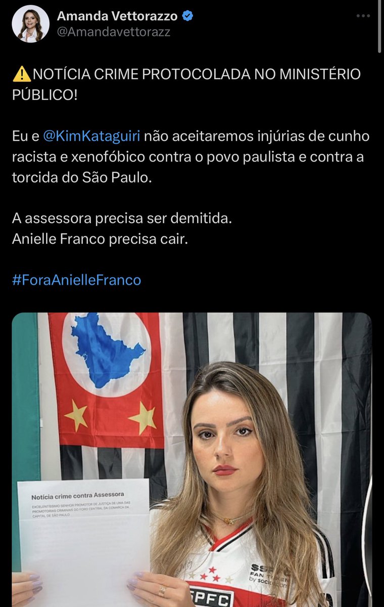 iglesbiteriana's tweet photo. Racismo contra branco NÃO EXISTE, galera. A branquela tá metendo o louco com camisa do São Paulo, pra se promover em cima de uma infelicidade. 
O único tipo de racismo que a patotinha do MBL consegue identificar é o "racismo reverso". Quando alguém preto sofre, ficam em silêncio. https://t.co/uw9nNurh9U