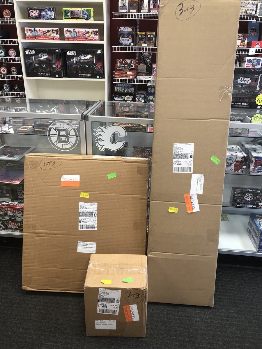 MLS_Calgary's tweet photo. What’s this?
A 3-box shipment from Upper Deck?
Could this be some goodies for the big card show?
Hmmm… 🤔
#CalgaryCardShow @UpperDeckHockey https://t.co/gtJMfxhKkC