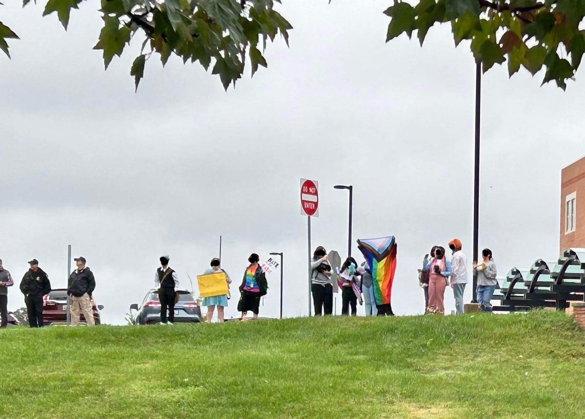 KristinMink_'s tweet image. Today, an extremist group and a provocateur from Canada w/ a history of harassment held an anti-LGBTQIA+ protest in front of an MCPS school.

Community members turned out to ensure students (some who came out &amp;amp; cheered for supporters) felt love, not hate. Proud of MoCo. 🌈