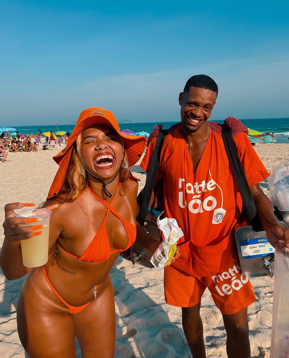 o menino vendendo matte era tão bonito que chamei ele pra fazer umas fotos. aproveitei que o meu biquíni era laranja que nem a roupa dele, e as fotos foi ficaram assim: