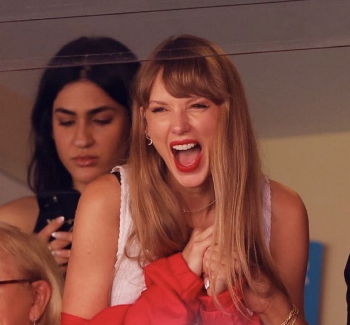 taylorsrecord's tweet photo. It warms my heart to see Taylor so genuinely happy and free, she’s so pure https://t.co/3eo8x9ZBta