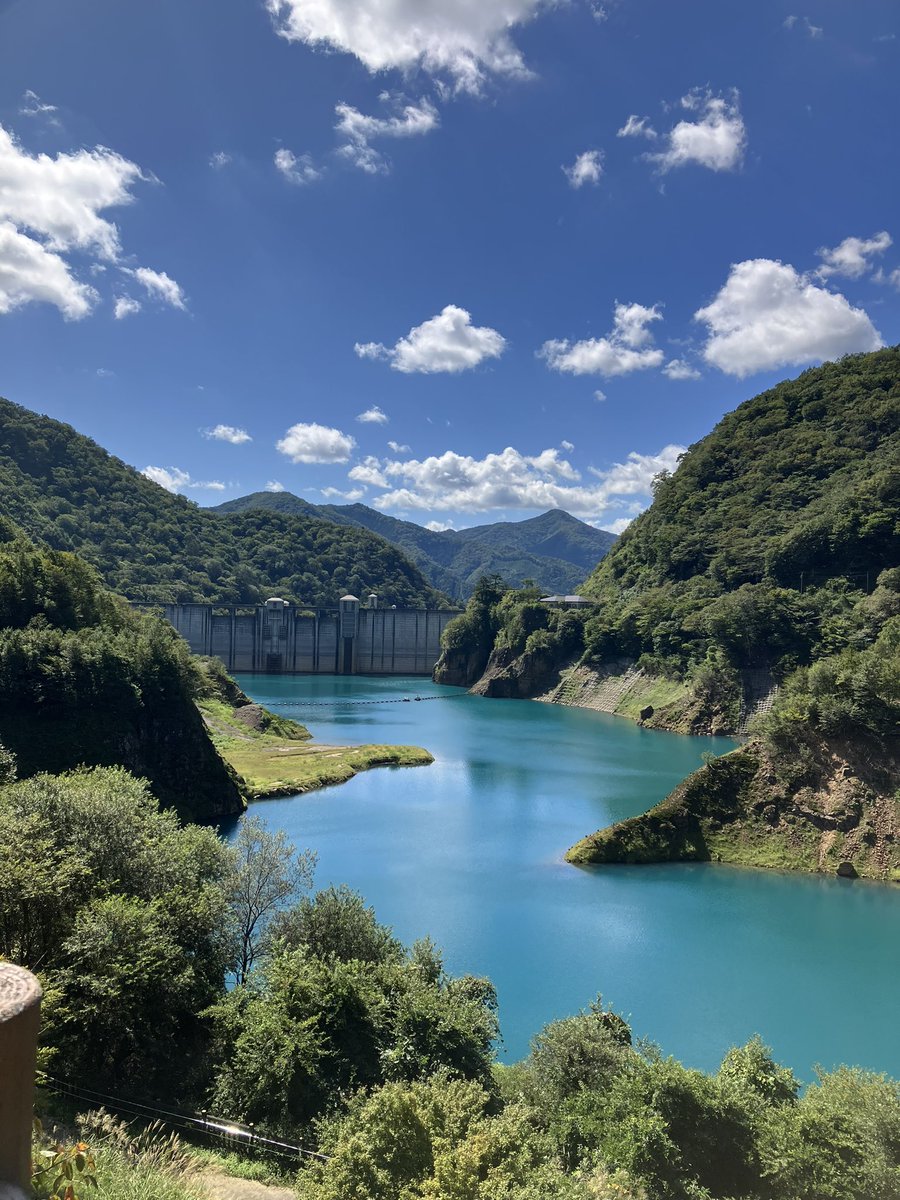 tzaw1's tweet photo. 弟一家と四万温泉に行って奥四万湖一周 晴れてきれいな碧い湖面が爽やかだった 千と千尋のモデルの旅館や温泉スタンプラリーで温泉街だけで楽しめましたとさ https://t.co/EjYQ8tb92S