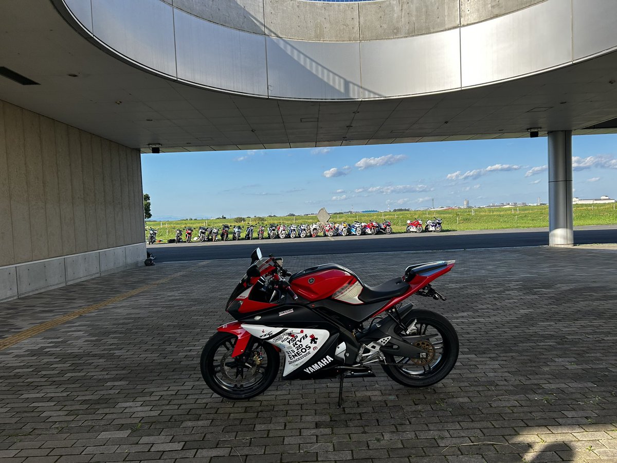 YZFdachsRZ's tweet image. #2ストミーティング
#yzfr125 
ガンマが修理中のため、yzf-r125で参加してきました。
主催者にもあたたかく受け入れていただき、記念撮影も最後に並べて来ました。
初参加にも関わらず、知り合いもいたおかげで楽しく参加出来ました。
主催者様
お疲れ様でした。
また遊びましょ！