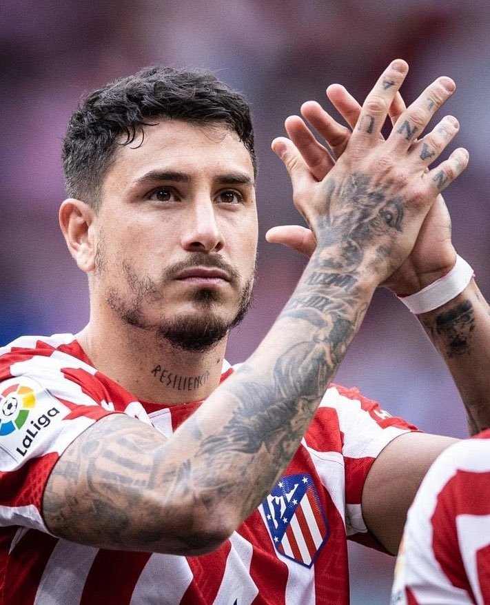 b_kuchman's tweet image. Llegó con 18 años y ya hace 10 que juega en el mejor Atlético Madrid de todos los tiempos; las vivió todas en el equipo de Simeone; es uno de los pocos uruguayos que no necesitó adaptación ni tampoco ir a préstamo a otro club menor antes de debutar en un club grande de Europa;…