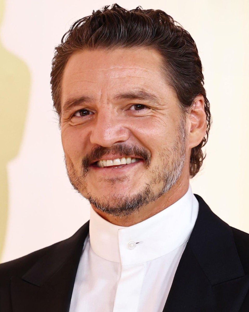 pascalcoded's tweet photo. are we all in accord that pedro pascal’s aging is like a fine wine, getting tastier and more exquisite with each sip https://t.co/oqAKHWSo2o