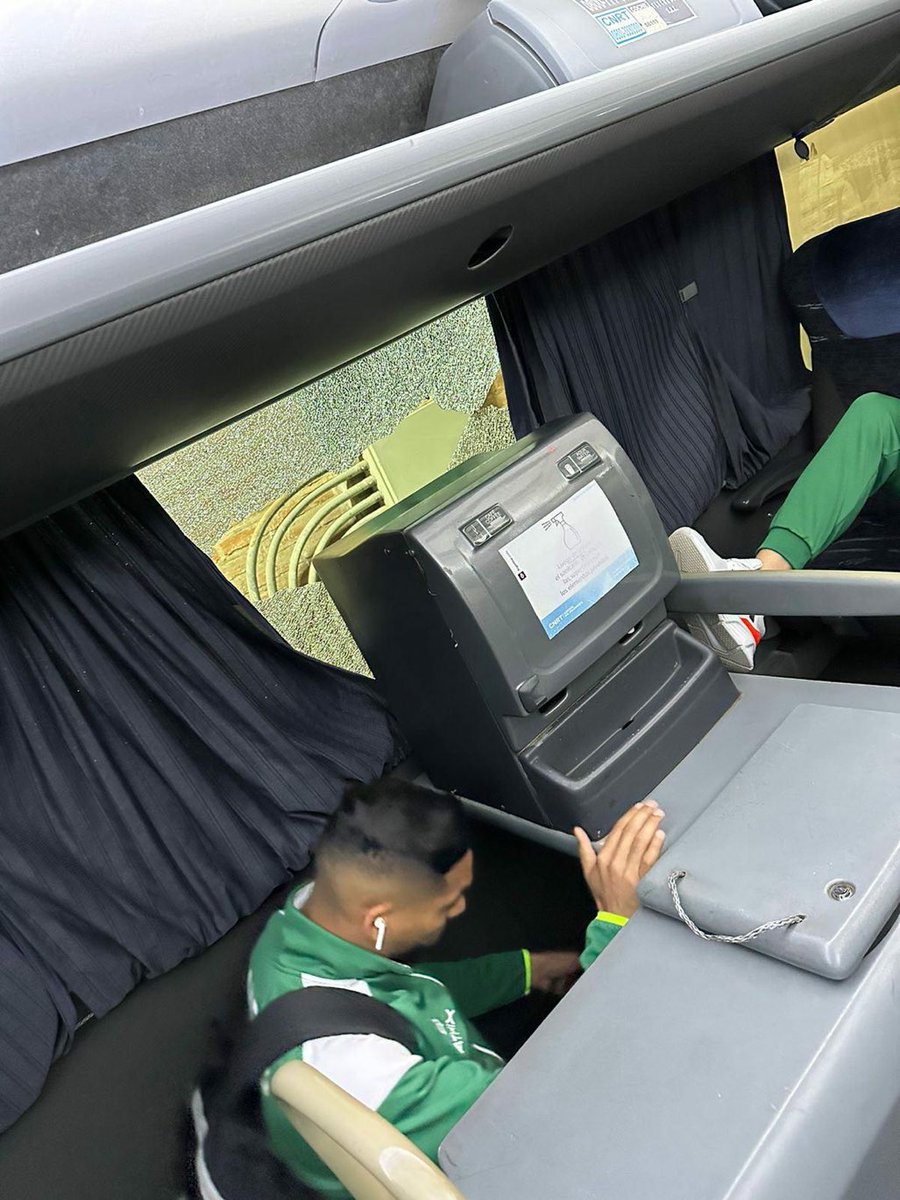 facuucortes's tweet photo. 🚨 El micro de Banfield fue agredido por la barra brava al llegar al estadio. 

Foto: @Nicobozza https://t.co/jbSZ0DJhuC