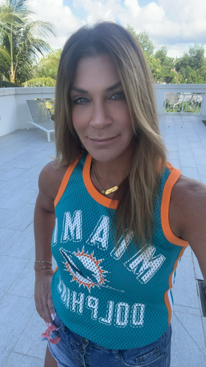 Real woman not only watch football but they understand it too! 🧡🐬🧡
