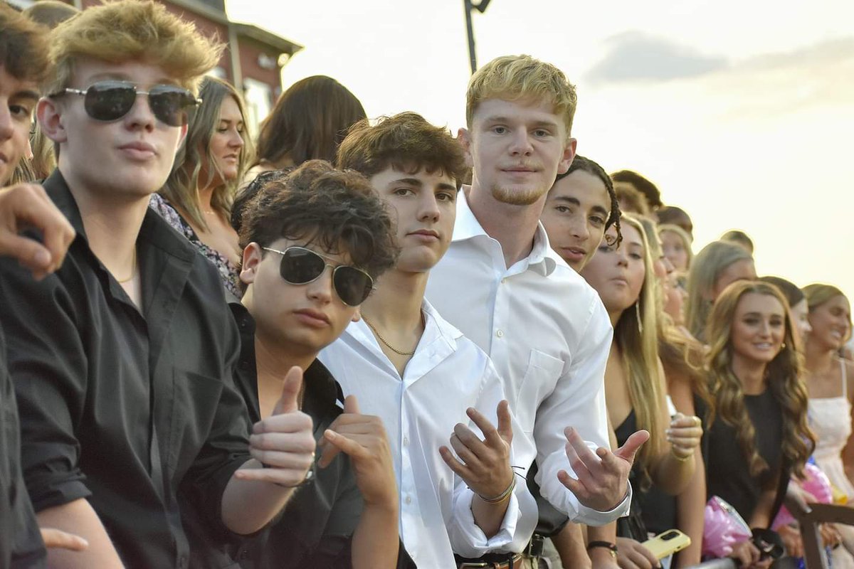 EHS_GamedayLIVE's tweet photo. You know we keep it classy on Homecoming.... #classywave https://t.co/k7dG1Q5dhC