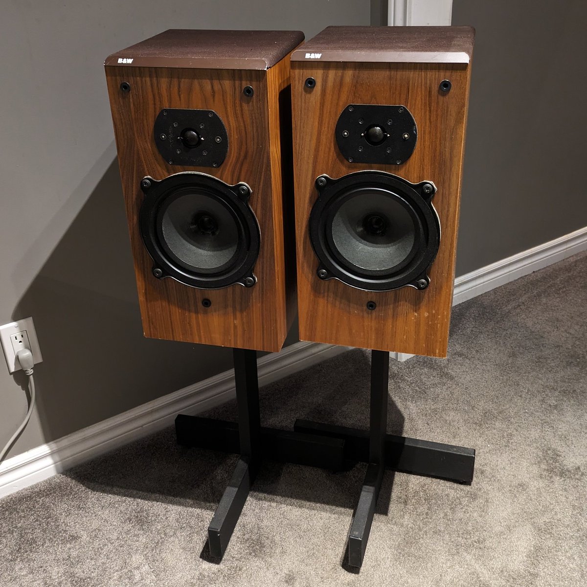 CanadaAudio's tweet photo. Now available in the used inventory!
A very nice pair of vintage B&amp;Ws with metal stands. Priced at $300. Pickup here in Barrhaven, or can deliver in the Ottawa area at no extra charge.
#vintageaudio #vintagespeakers #bowersandwilkins #buyused #supportsmallbusiness #shoplocal https://t.co/ZTOu37xhhW