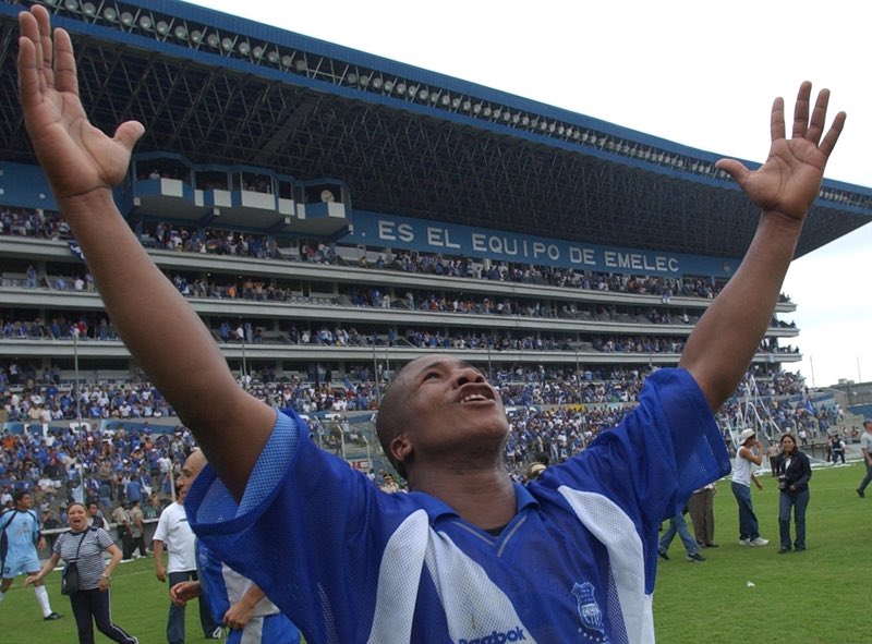 elfrankvc's tweet photo. @jorivice @Jonathito32 @CSEmelec Sobre todo totalmente vacío, cuando alguien quiere opinar por opinar es simple postear cualquier idiotes.. ahora que el sea verdad es diferente , repítelo hasta que te lo creas porque aunque sufras Emelec tiene la hinchada más fiel https://t.co/kyFHRaOhkg
