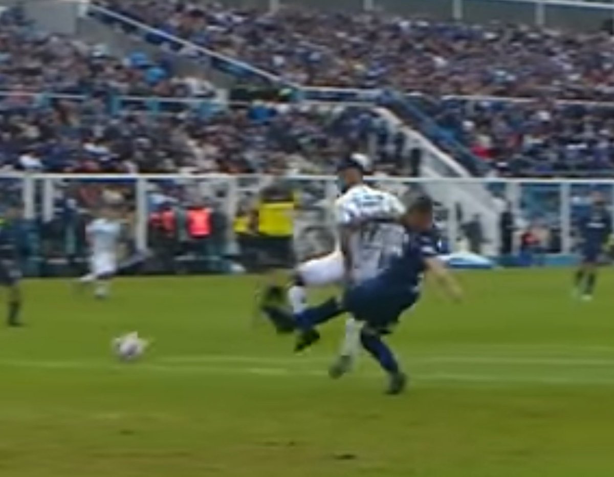 Pablo_Vignola's tweet photo. Alarcón a Canelo, Delfino no llama y Herrera no sanciona. Ostachuk contra Guille, Baliño llama y Echevarría marca penal. La misma jugada. https://t.co/9u63qLRvvH