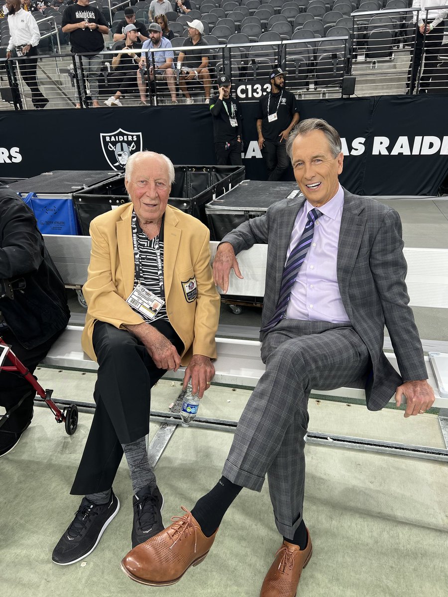 NBCSportsPR's tweet photo. A pair of star wide receivers  — Fred Biletnikoff and ⁦@CollinsworthPFF⁩ — catch up ahead of tonight’s Steelers-Raiders game (8:20pm ET on NBC, @peacock and Universo). https://t.co/pXf8m5w6mM