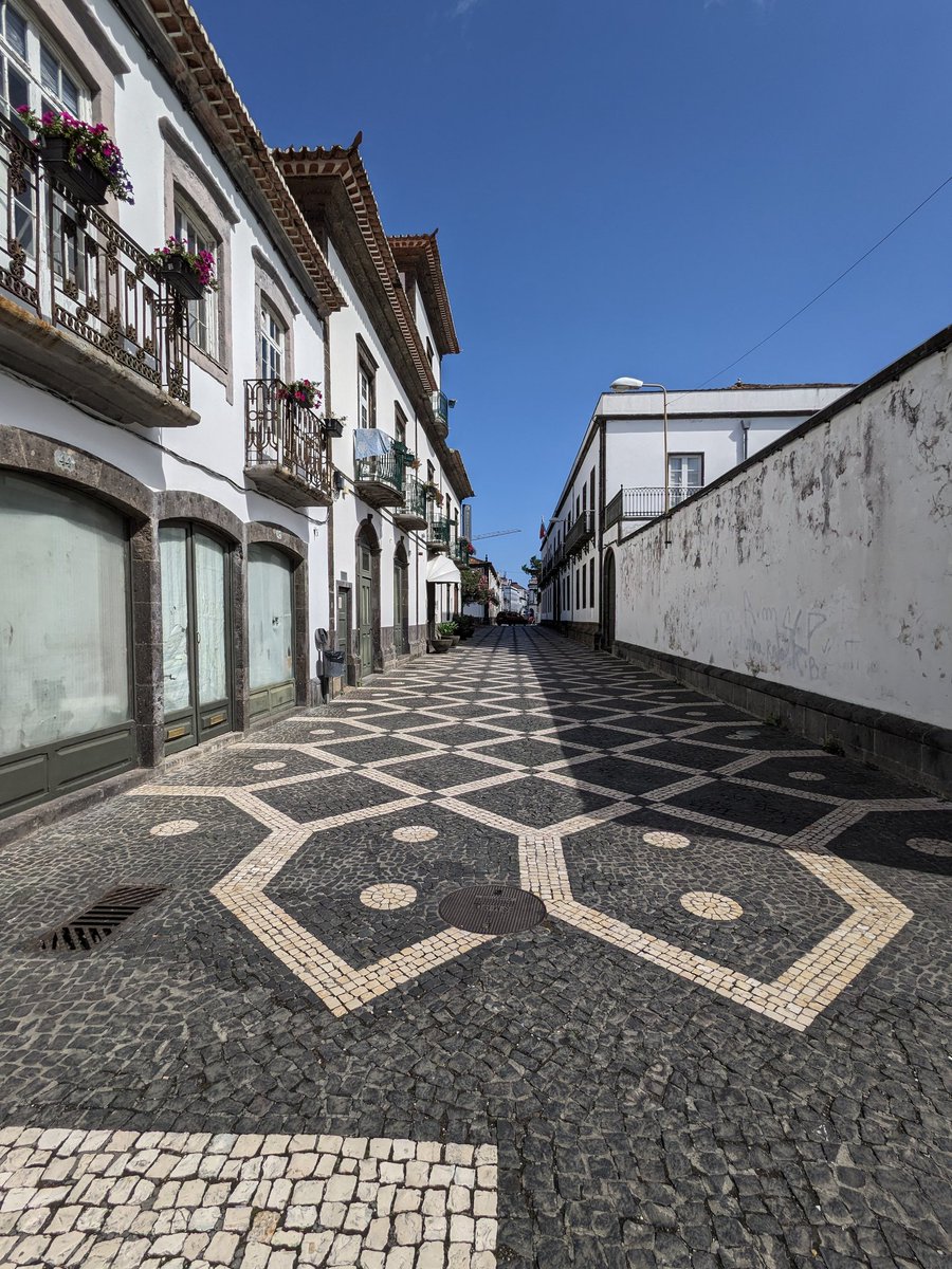 Euthumia's tweet photo. Szóval ma is bementünk a tömegekbe itt...

#açore #helloportugal #utaznijó https://t.co/196x1iWV3c