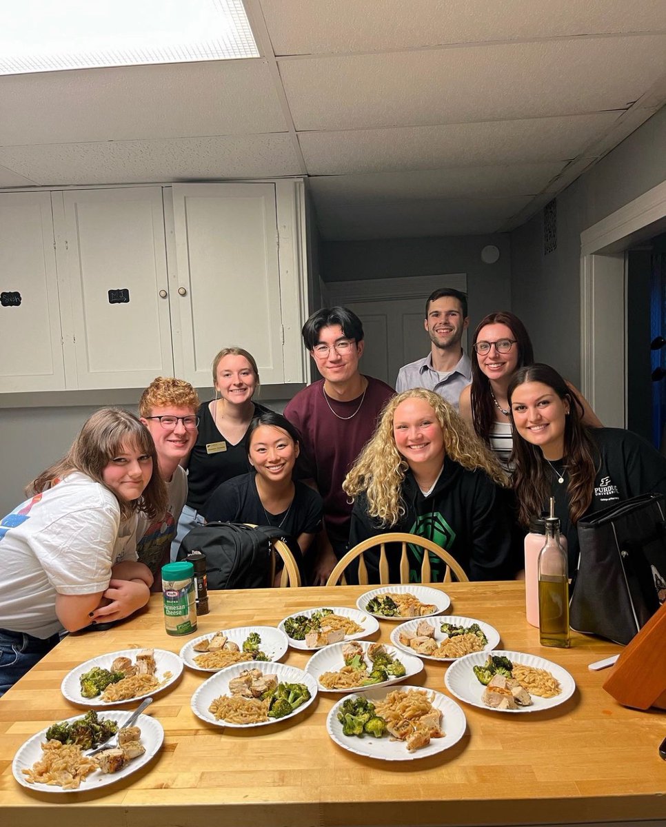 pdcexecdir's tweet photo. Tau Brothers tried out some new recipes at their healthy cooking night! They made chicken, cheesy orzo, and roasted broccoli! 

#phideltachi #pdctau https://t.co/yzLPrnkX0G