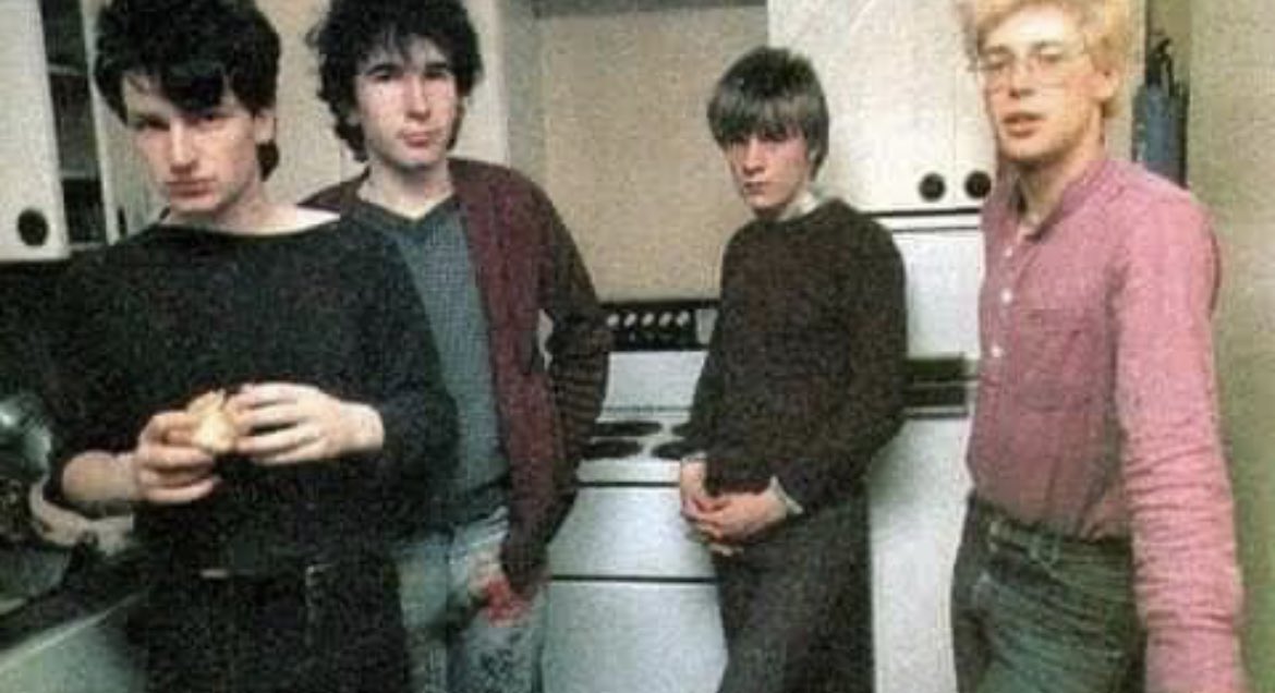 u2oneloveportu1's tweet photo. HAPPY U2 DAY - 47 YEARS ago today, a bunch of kids garthered in Larry’s kitchen and changed music forever. Thanks, @U2, for the music, the concerts, for using your platform for good and for all the ways you inspire us ( still )!💚
All our love from Portuguese fans!
#U2 #U2day https://t.co/cNKBSHeteR