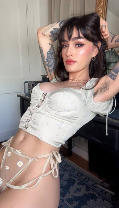 Do you like goth babes with hairy armpits? https://t.co/ixPaloAxau<a href="/tag/mvsales"class="tags"><span>#mvsales</span></a>