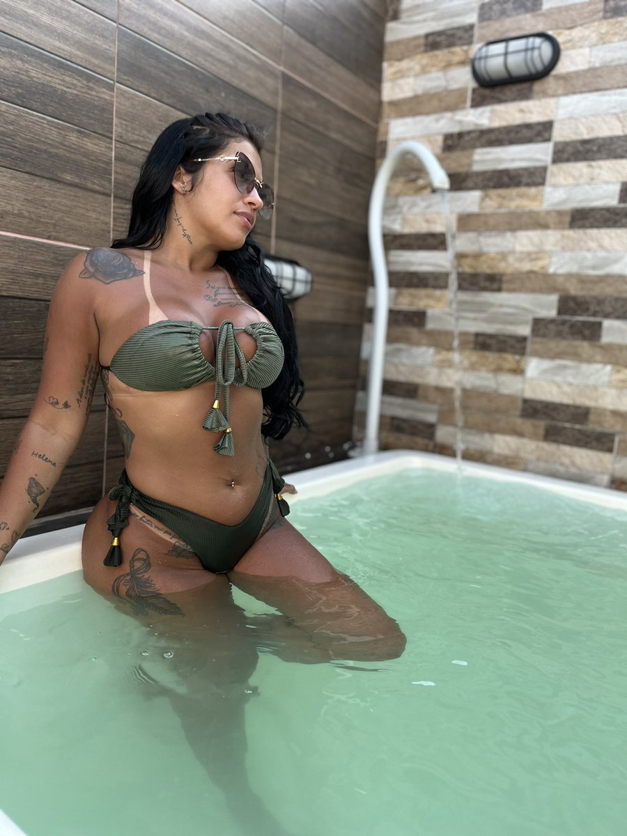 Vc fica tão bonita, com essa sua marquinha d fita..👙🥵❤️‍🔥