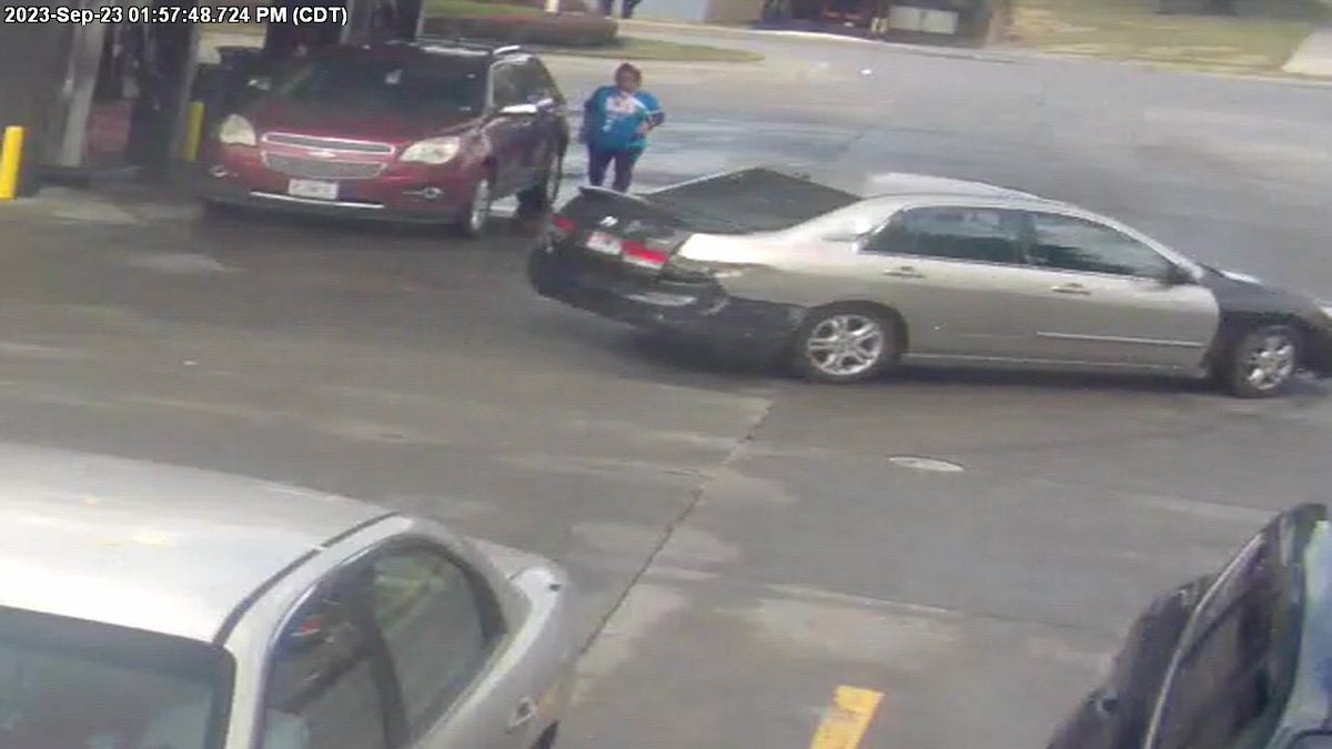 IndepMoPolice's tweet image. Investigators are attempting to locate this vehicle in reference to yesterday’s homicide in the 11100 Blk of E. 10th St.  if you know who the vehicle belongs to or where it could be located, contact our dispatch at 816-836-3600 or the Tips Hotline at 816-474-TIPS.