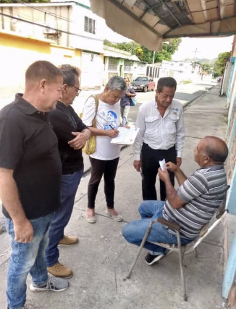 En el sector Primero de Mayo, en el mp. Guacara, reforzamos nuestra presencia con el esfuerzo de  nuestro concejal Engelbert Rivero y nuestro equipo municipal, encabezado por Rómulo Montoya y Luis Perdomo; tenemos un mensaje que divulgamos con fuerza: ¡VAMOS CON CARLOS PROSPERI!