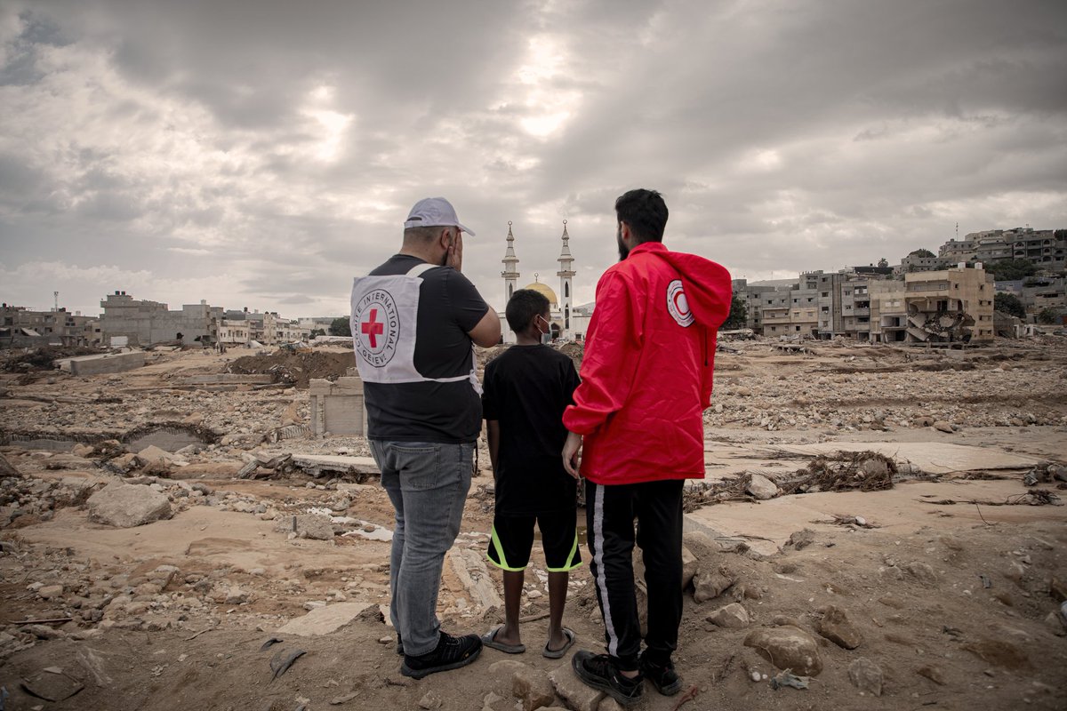 LibyaRC's tweet photo. نعمل سويا مع شركائنا من @ICRC_lby بالميدان بليبيا لدعم المجتمعات المتضررة من الفيضانات والسيول بشرق البلاد هذه الشركاء على الميدان انطلقت منذ عام 2011 ولازالت مستمرة https://t.co/aBS1iiaxLV
