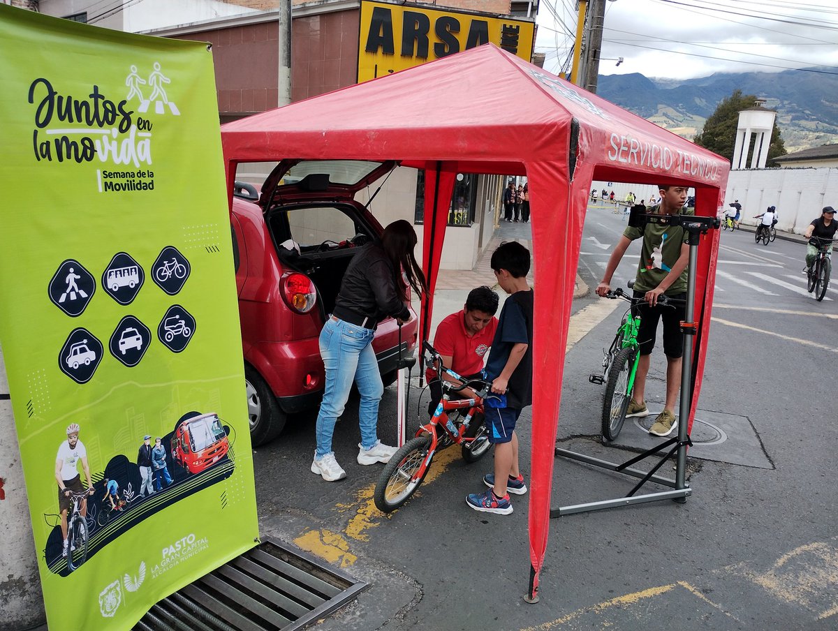 PastoTransito's tweet photo. Hoy en el último día de las actividades por #LaSemanaDeLaMovilidad2023, participamos en la #ciclovía con taller de mecánica para bicicletas,  bici- registros y entrega de desayunos saludables. Actividad articulada desde @PastoTransito y @PastoDeporte https://t.co/s7cBqDN1Sm