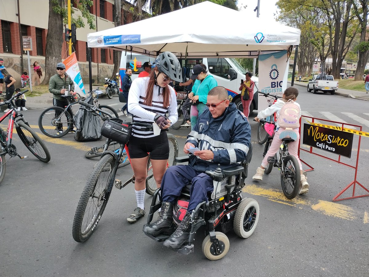 PastoTransito's tweet photo. Hoy en el último día de las actividades por #LaSemanaDeLaMovilidad2023, participamos en la #ciclovía con taller de mecánica para bicicletas,  bici- registros y entrega de desayunos saludables. Actividad articulada desde @PastoTransito y @PastoDeporte https://t.co/s7cBqDN1Sm