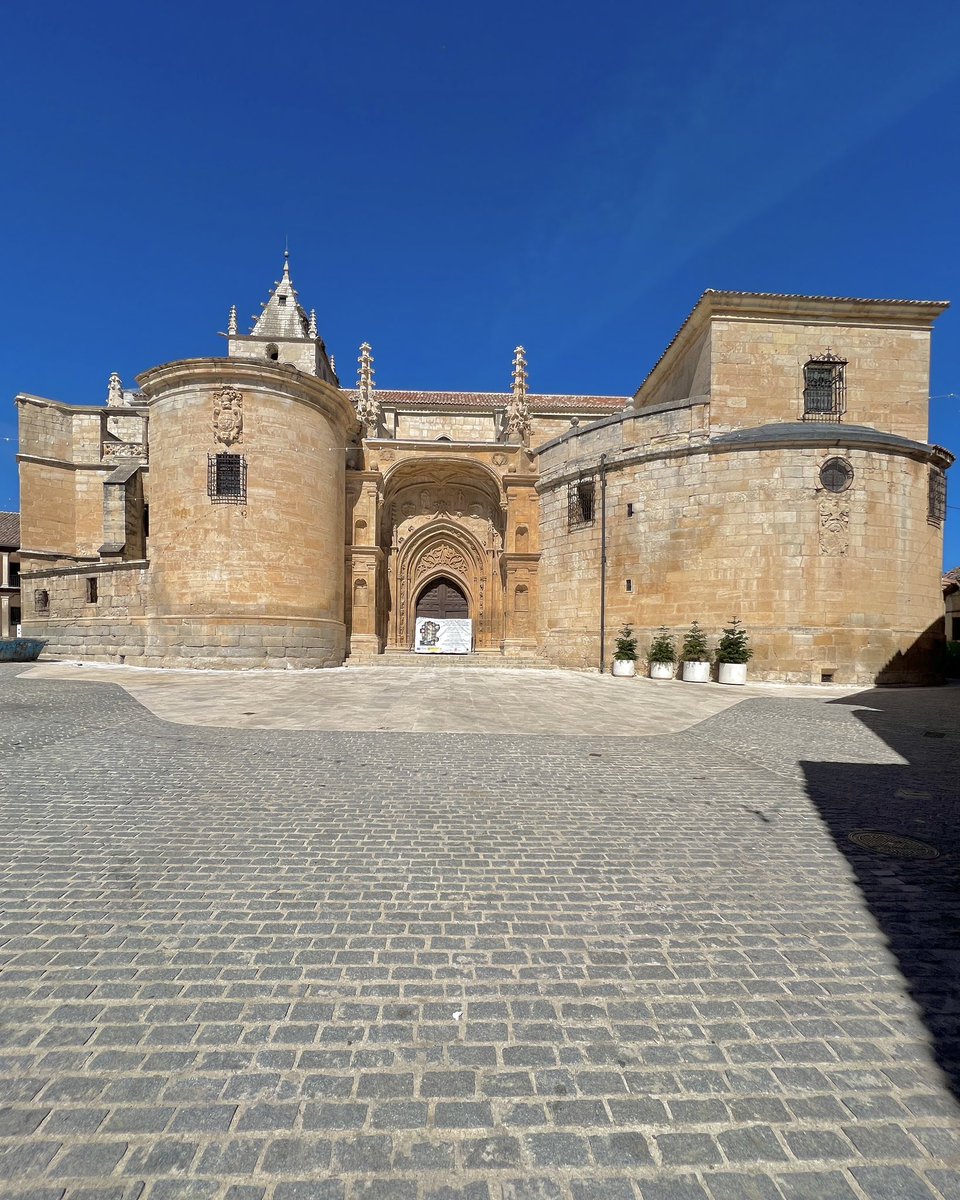 playmotraveller's tweet photo. Qué bonita e imponente es la iglesia de Santa María Magdalena en #Torrelaguna.

Preciosa fusión de estilos gótico y renacentista que contó con el patrocinio de importantes figuras como el cardenal Cisneros (natural de la villa) o el cardenal Fonseca.

Una joyita a apenas 50km de #Madrid.