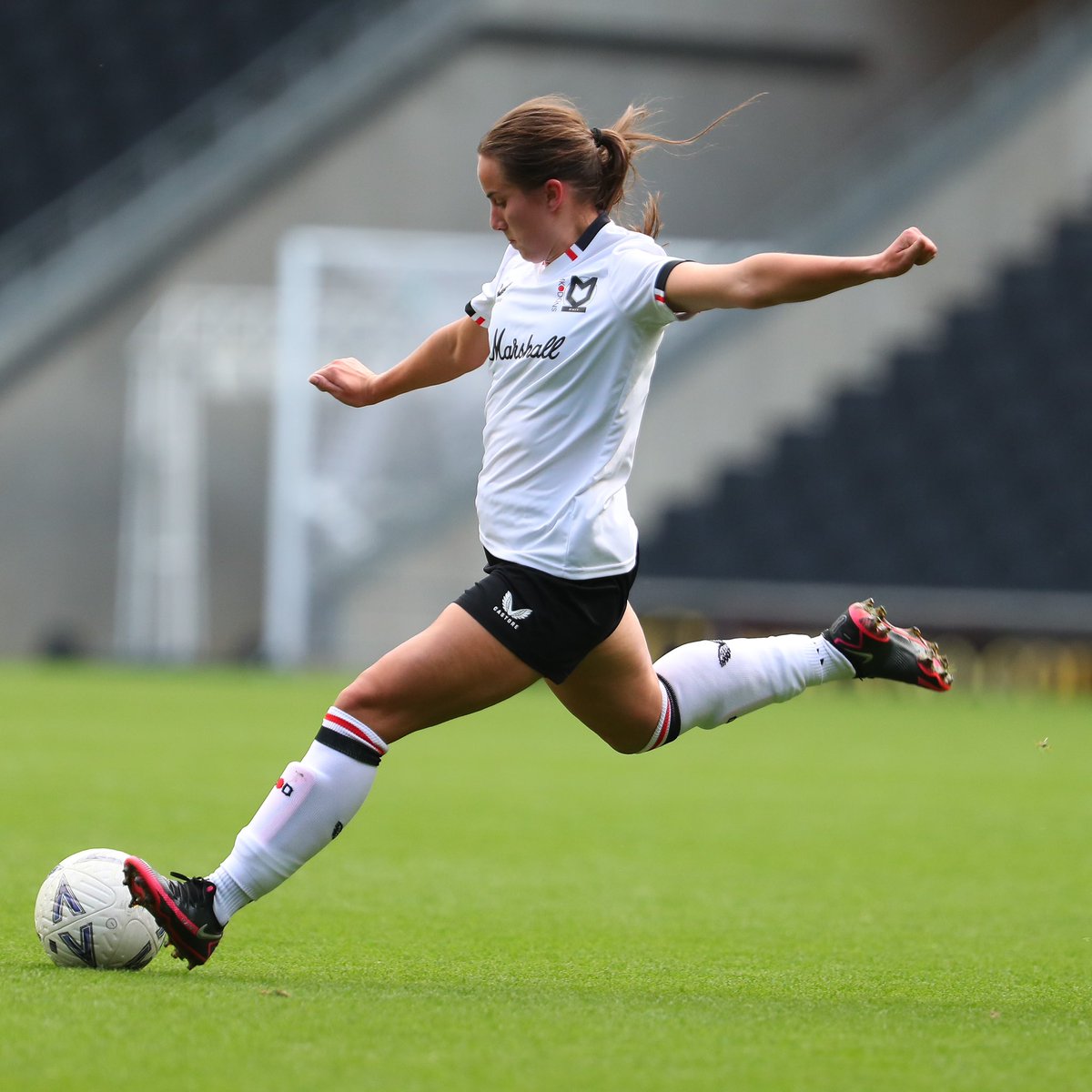 MKDonsFCWomen's tweet photo. After 292 days sidelined through injury, @lucywood1011 made her long-awaited return to Stadium MK 🤩

A special mention to all the medical staff behind the scenes at MK Dons Women that have supported Lucy through this journey. 

Good to see you back on the pitch, Luce! 🙌 https://t.co/6oHBORQppQ