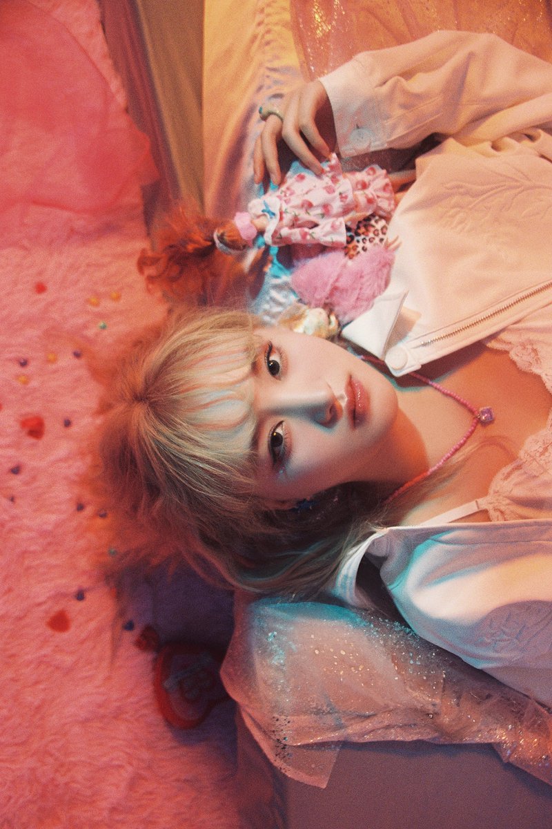 lalisala231's tweet photo. Wooww Liz with blonde hair is gorgeous 😍😍😍 Love to see her blond hair back 💖😘 #IVE #IVECOMEBACK #Eitherway #1ep #LIZ https://t.co/VHjYS48Q81