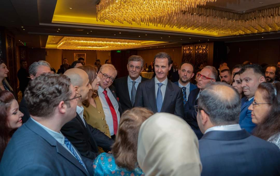 sham_syrianews's tweet photo. ⚡️🇸🇾🇨🇳📸 New #photos from meeting President Bashar al-#Assad and First Lady #Asma al-Assad with a delegation of the #Syriancommunity in #Beijing
See more: https://t.co/2TosfSa0UZ
#Syria #China #Damascus
#سوريا #الصين #بكين #دمشق #بشار_الأسد #الأسد #أسماء_الأسد #الجالية_السورية https://t.co/Ma0xGJaAVd