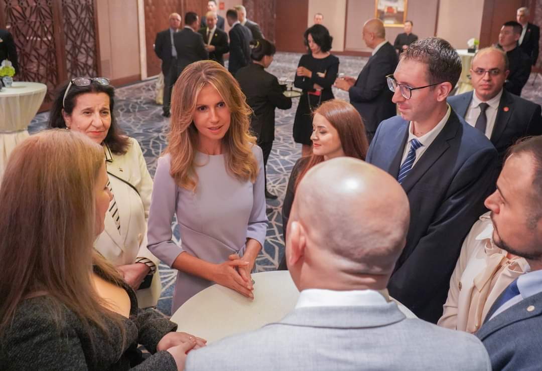 sham_syrianews's tweet photo. ⚡️🇸🇾🇨🇳📸 New #photos from meeting President Bashar al-#Assad and First Lady #Asma al-Assad with a delegation of the #Syriancommunity in #Beijing
See more: https://t.co/2TosfSa0UZ
#Syria #China #Damascus
#سوريا #الصين #بكين #دمشق #بشار_الأسد #الأسد #أسماء_الأسد #الجالية_السورية https://t.co/Ma0xGJaAVd