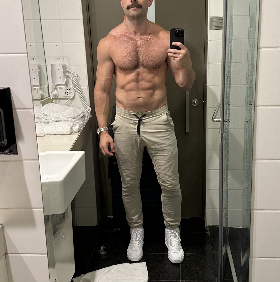 That70sStache's tweet image. Now that I’ve cracked triple-digit followers, time for an experiment in social engagement. Retweet this photo and I will send you a slightly racier version in your DMs. (Oh, and for those keeping track, this photo is in the Qantas lounge in SYD) #bathroomselfie #showerselfie