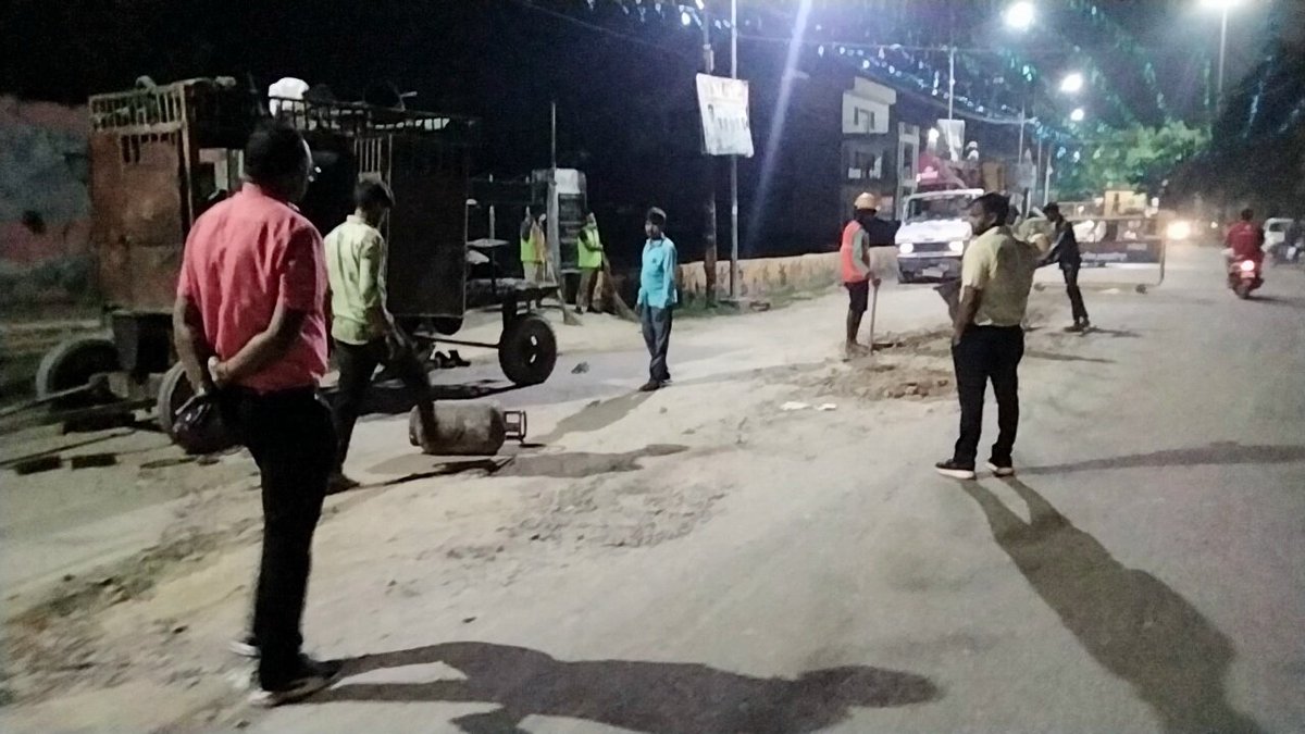 Shahjahanpur_NN's tweet photo. ULB CODE-800889
@UPGovt शासन द्वारा दिए गए निर्देशों के क्रम में CLEAN CITY VIGIL अभियान के अंतर्गत नगर आयुक्त महोदय श्री @santosharmaIAS जी द्वारा रात्रिकालीन नगर के विभिन्न क्षेत्रों का भ्रमण कर साफ-सफाई के कार्य, गड्ढा मुक्ति के कार्य एवं प्रकाश व्यवस्था का निरीक्षण किया गया। https://t.co/fLkzpBUwrQ