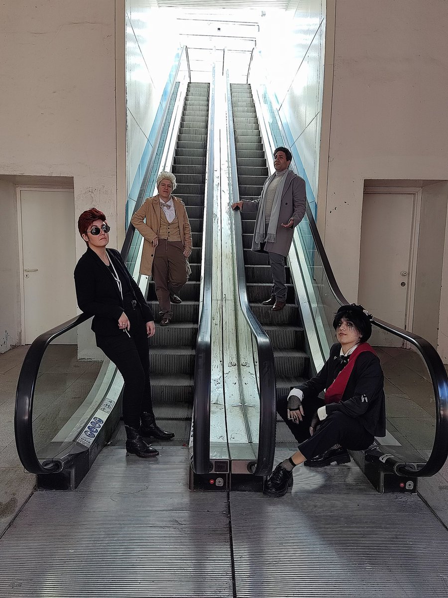 Ernestotaku's tweet photo. This is the second time I played angel Gabriel from #GoodOmens .

I hope I did some justice to the character portrayed by #JonHamm. I believe I got a little bit closer to what I wanted this time.

With my beloved friends @LaufeySar @Tsuki_Williams and @ZoeGrave_ 

#GoodOmensS2 https://t.co/0MijppcyTc