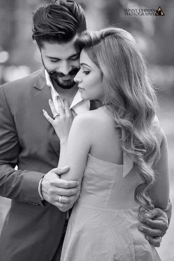 وإن أغلقتي عينيكِ
فخذيني  برقة 
واطرحيني  بين جفنيك
واجعليني طفل يُخلد    في رحم عينيك