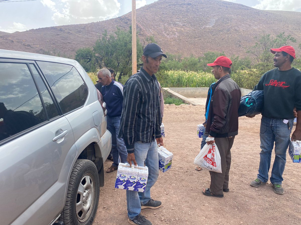 Estamos en gestiones para el envío de un posible contenedor de mantas, tiendas de campaña, etc (confirmaremos). De momento, las donaciones monetarias se siguen traduciendo en ayuda directa y ya llegan los primeros camiones para la reconstrucción.