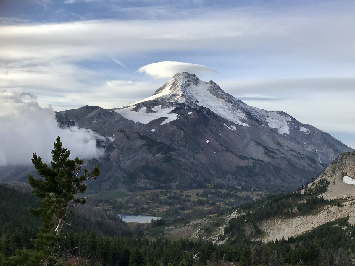 Gorgeous shot of Mt. Jefferson with a lenticular cloud. Thanks to my friend Meagan Cuthill for sharing this photo (taken Sunday A.M.). #ORwx